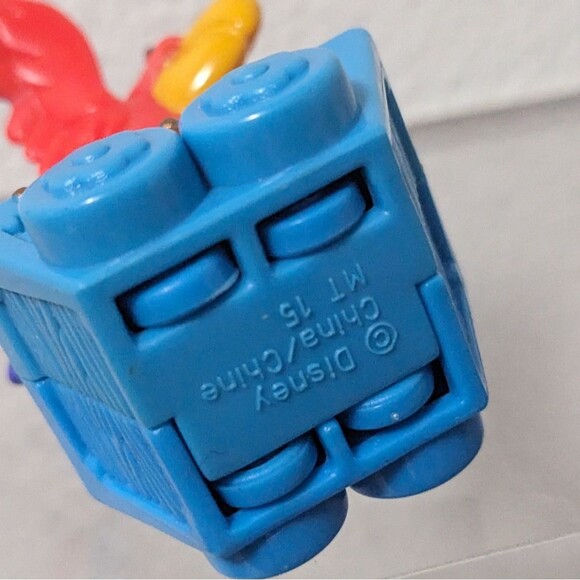 McDonalds Disney Aladdin Iago Parrot Bird On Gold Coins Cart Toy 1996, 2.25" - Picture 2 of 9